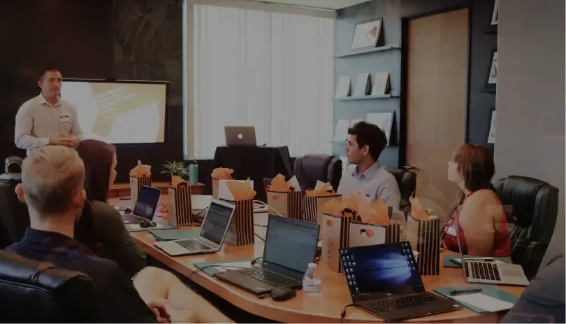 Ilustraciones de reuniones de arquitectos como ejemplos de empleos en la Lista de Ocupaciones con Escasez